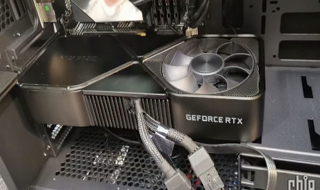 Sehen Sie, wie groß eine RTX 3090 in einem Gehäuse ist
