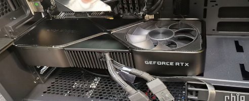Sehen Sie, wie groß eine RTX 3090 in einem Gehäuse ist